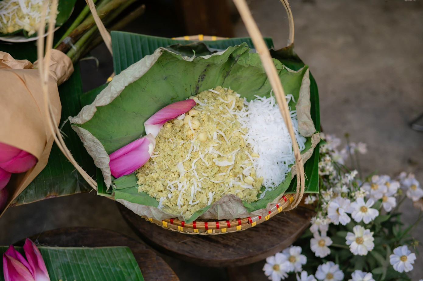 Xôi cốm gói lá sen được bán ngay tại quán để mọi người có thể thưởng thức.