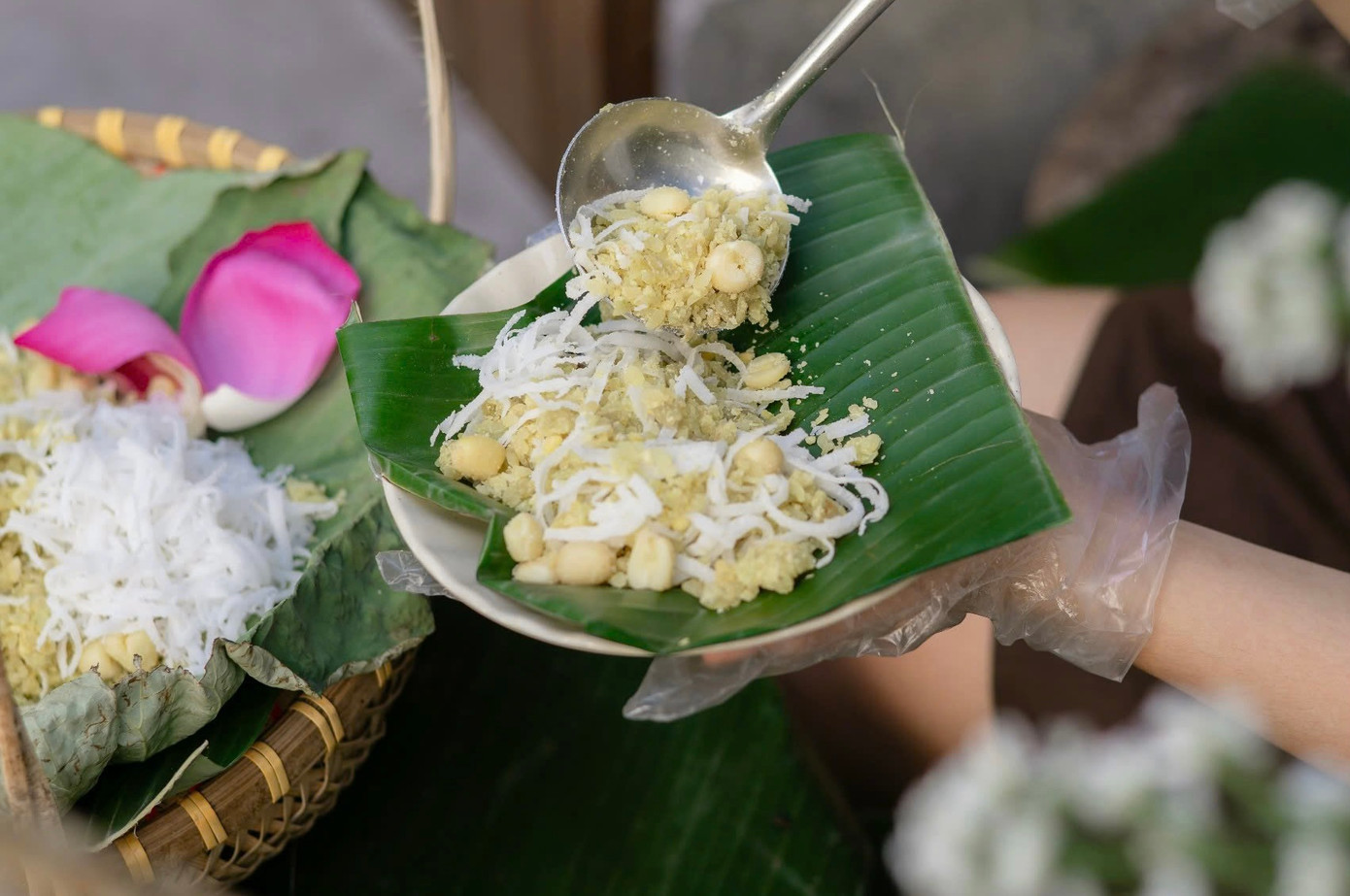 Xôi cốm gói lá sen được bán ngay tại quán để mọi người có thể thưởng thức.
