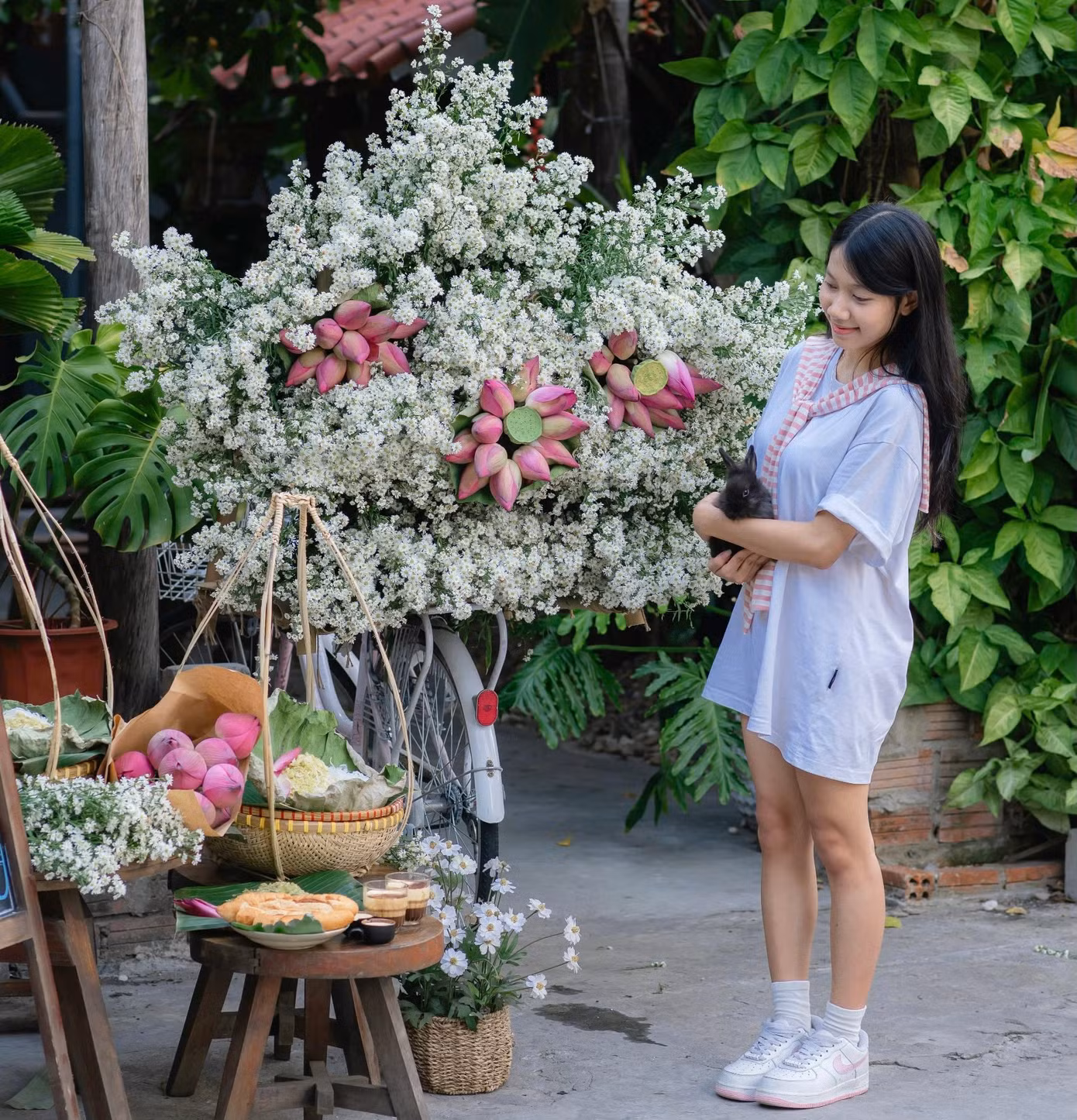 Những chiếc xe chở đầy sắc hoa tươi thắm được chuẩn bị, trang trí tại các quán cà phê rất đẹp mắt khiến nhiều bạn trẻ mê mẩn, thích thú chụp hình.