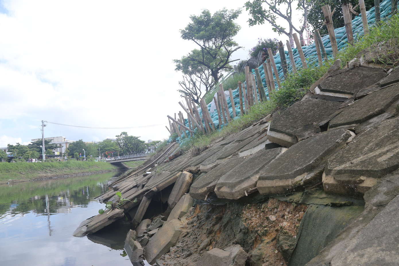 Ông Trần Lâm (sống cạnh kênh Phú Lộc) cho biết: &quot;Bờ kè này trước đây chỉ bị sạt lở vài vị trí nhưng sau đợt mưa lũ tháng vừa qua thì ngày càng nghiêm trọng hơn. Các vị trí sụt lún đang lan rộng đến đường Yên Khê 2. Chúng tôi lo lắng nếu tình trạng sạt lở tiếp diễn sẽ gây nguy hiểm cho người đi đường cũng như người dân sống quanh đây&quot;.