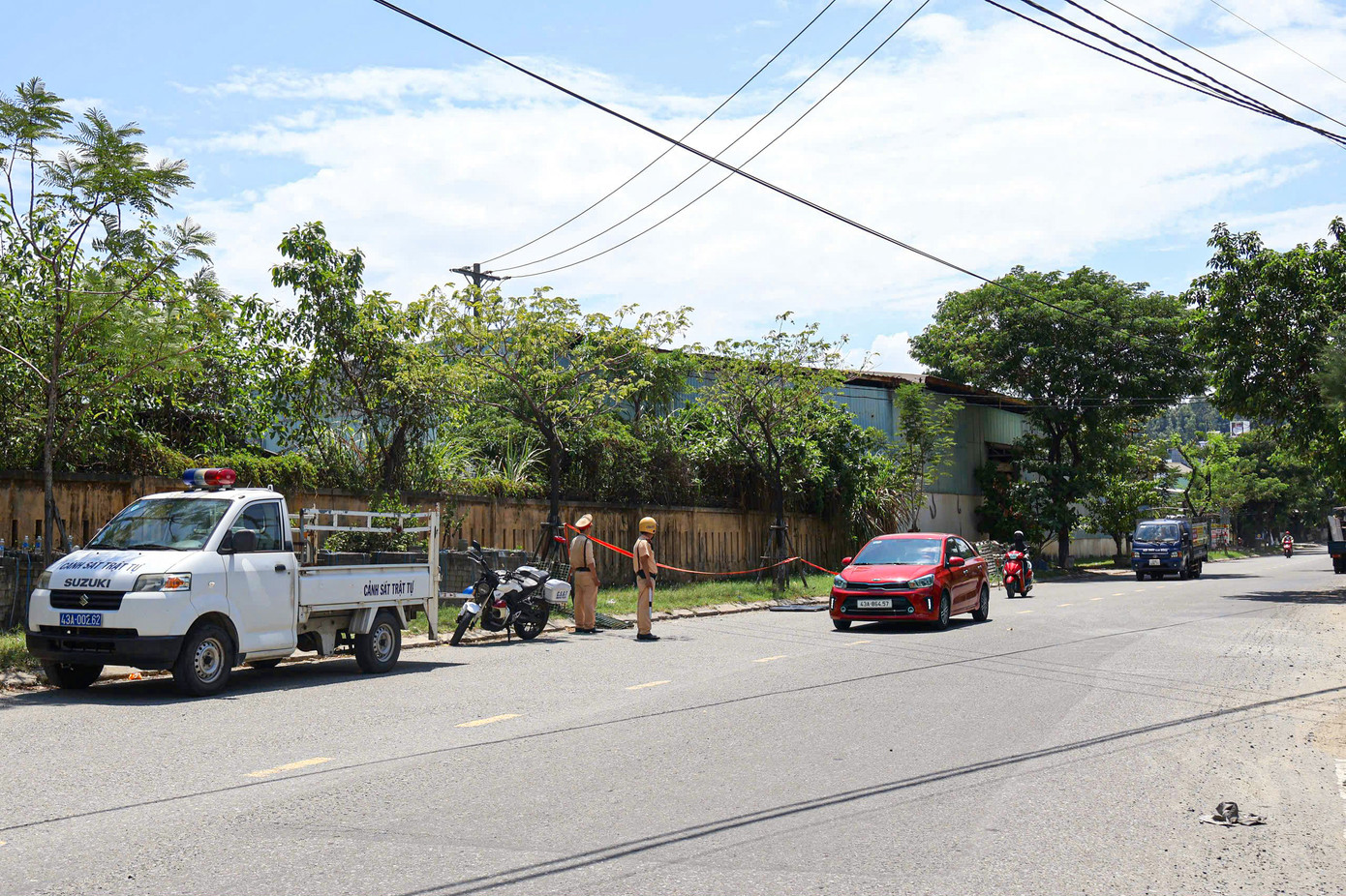 Đội CSGT quận Cẩm Lệ ra quân xử lý tình trạng xe ra vào mỏ đá sau phản ánh của báo Tiền Phong.