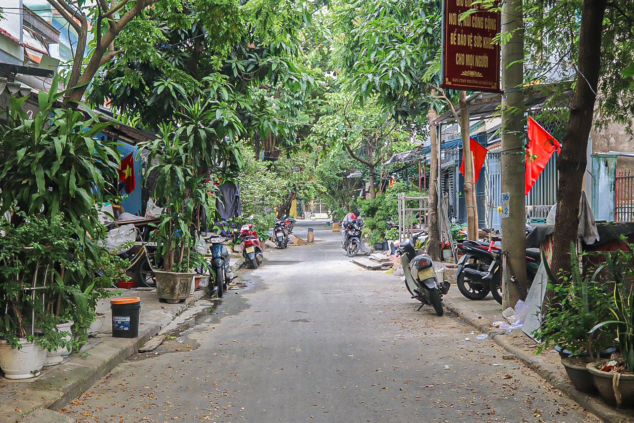 Ghi nhận của phóng viên, các tuyến đường An Hải, An Hải Bắc, Nại Nghĩa, Cổ Mân… thuộc phường Mân Thái, An Hải Bắc, Phước Mỹ (quận Sơn Trà) bề rộng mặt đường nhỏ hẹp, phương tiện lưu thông bằng ô tô chỉ lưu thông được một chiều, nhất là trong các trường hợp cháy nổ, các phương tiện của các lực lượng chức năng rất khó tiếp cận khi có sự cố xảy ra. Ghi nhận của phóng viên, các tuyến đường An Hải, An Hải Bắc, Nại Nghĩa, Cổ Mân… thuộc phường Mân Thái, An Hải Bắc, Phước Mỹ (quận Sơn Trà) bề rộng mặt đường nhỏ hẹp, phương tiện lưu thông bằng ô tô chỉ lưu thông được một chiều, nhất là trong các trường hợp cháy nổ, các phương tiện của các lực lượng chức năng rất khó tiếp cận khi có sự cố xảy ra.