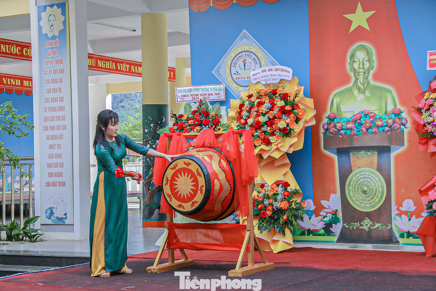 Sau khi đọc thư chúc mừng của Chủ tịch nước, đại diện lãnh đạo nhà trường đánh hồi trống khai giảng đầu tiên trong năm học mới. Sau khi đọc thư chúc mừng của Chủ tịch nước, đại diện lãnh đạo nhà trường đánh hồi trống khai giảng đầu tiên trong năm học mới.