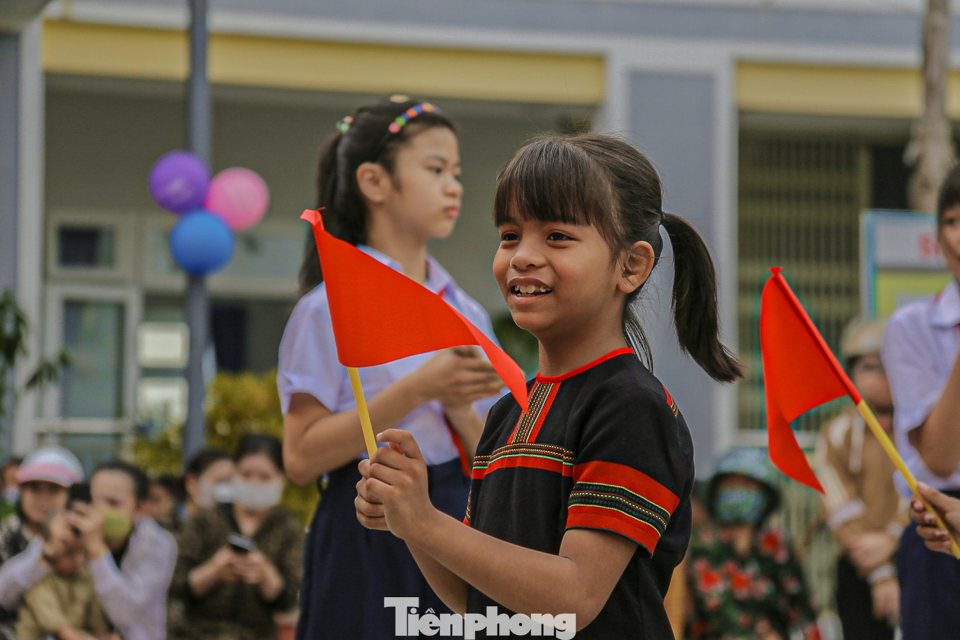 Nhiều em nhỏ đồng bào Cơ Tu vùng cao Đà Nẵng trong bộ trang phục truyền thống rất háo hức, vui tươi khi lần đầu tiên đến điểm trường mới dự khai giảng. Nhiều em nhỏ đồng bào Cơ Tu vùng cao Đà Nẵng trong bộ trang phục truyền thống rất háo hức, vui tươi khi lần đầu tiên đến điểm trường mới dự khai giảng.