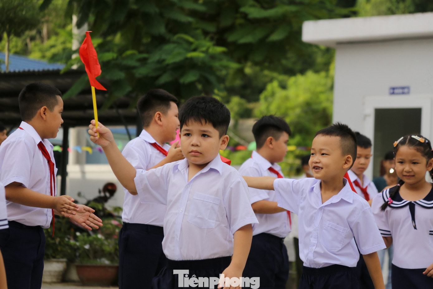 61 em học sinh vào lớp 1 được các cô giáo dẫn vào năm học mới trong niềm vui tươi. 61 em học sinh vào lớp 1 được các cô giáo dẫn vào năm học mới trong niềm vui tươi.