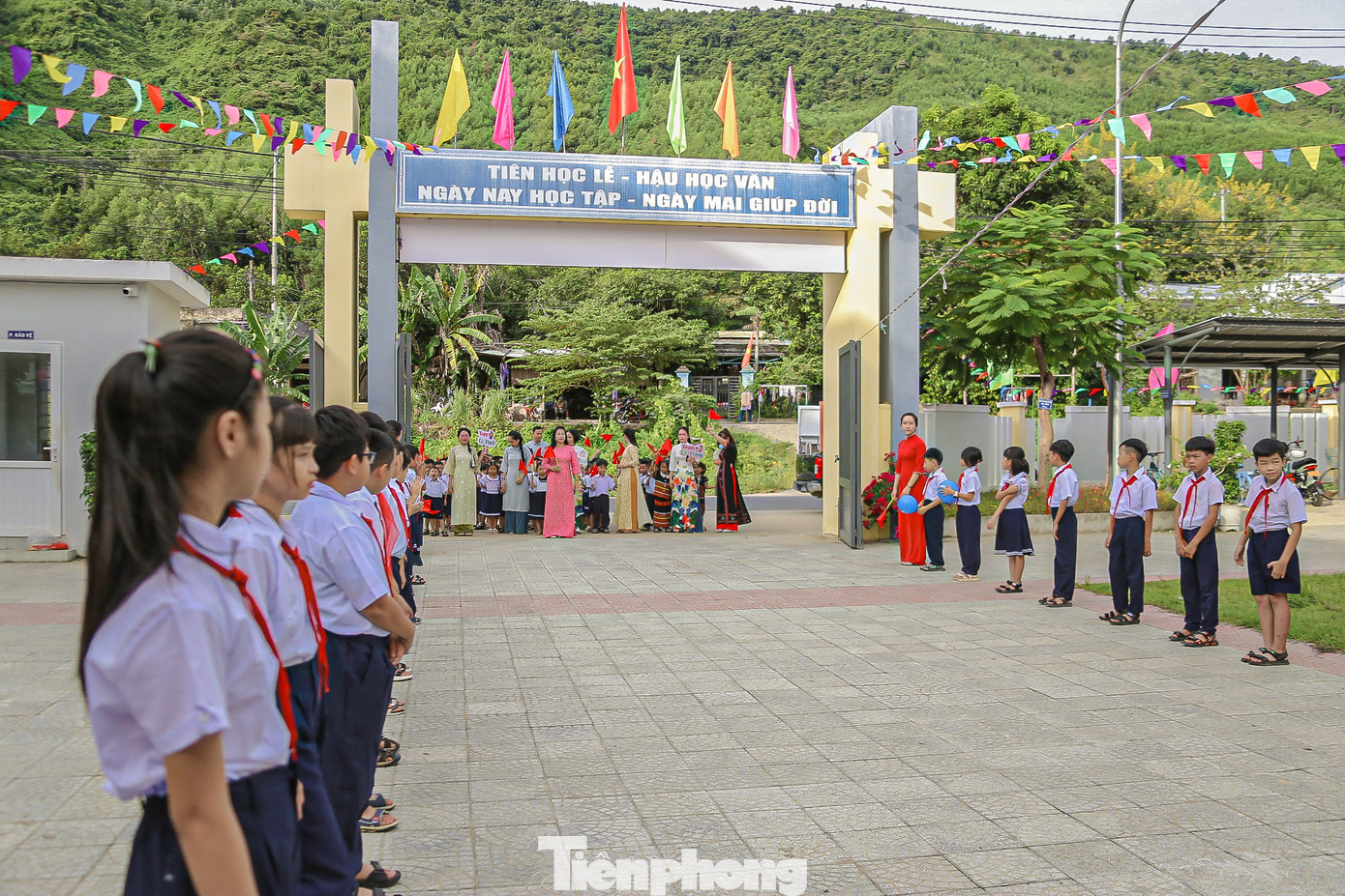 61 em học sinh vào lớp 1 được các cô giáo dẫn vào năm học mới trong niềm vui tươi. 61 em học sinh vào lớp 1 được các cô giáo dẫn vào năm học mới trong niềm vui tươi.