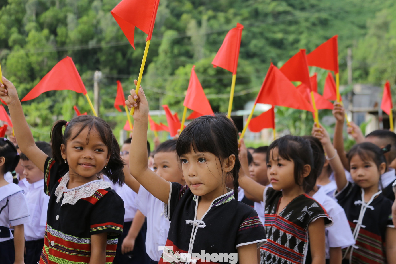 Nhiều em nhỏ đồng bào Cơ Tu vùng cao Đà Nẵng trong bộ trang phục truyền thống rất háo hức, vui tươi khi lần đầu tiên đến điểm trường mới dự khai giảng. Nhiều em nhỏ đồng bào Cơ Tu vùng cao Đà Nẵng trong bộ trang phục truyền thống rất háo hức, vui tươi khi lần đầu tiên đến điểm trường mới dự khai giảng.