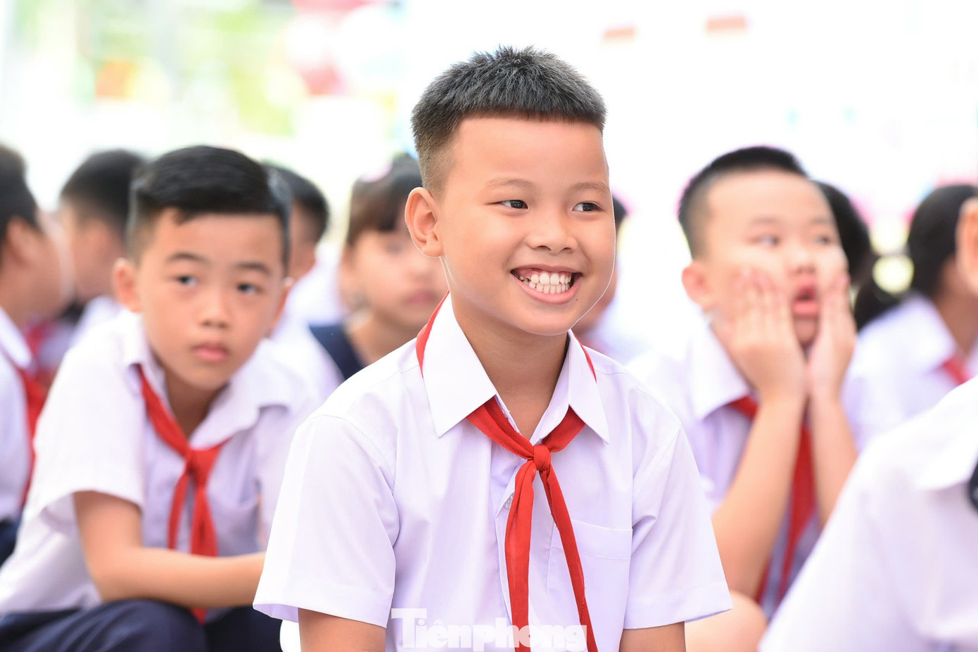 Nụ cười hồn nhiên của các em học sinh trong lần đầu tiên khai giảng của mình. Nụ cười hồn nhiên của các em học sinh trong lần đầu tiên khai giảng của mình.
