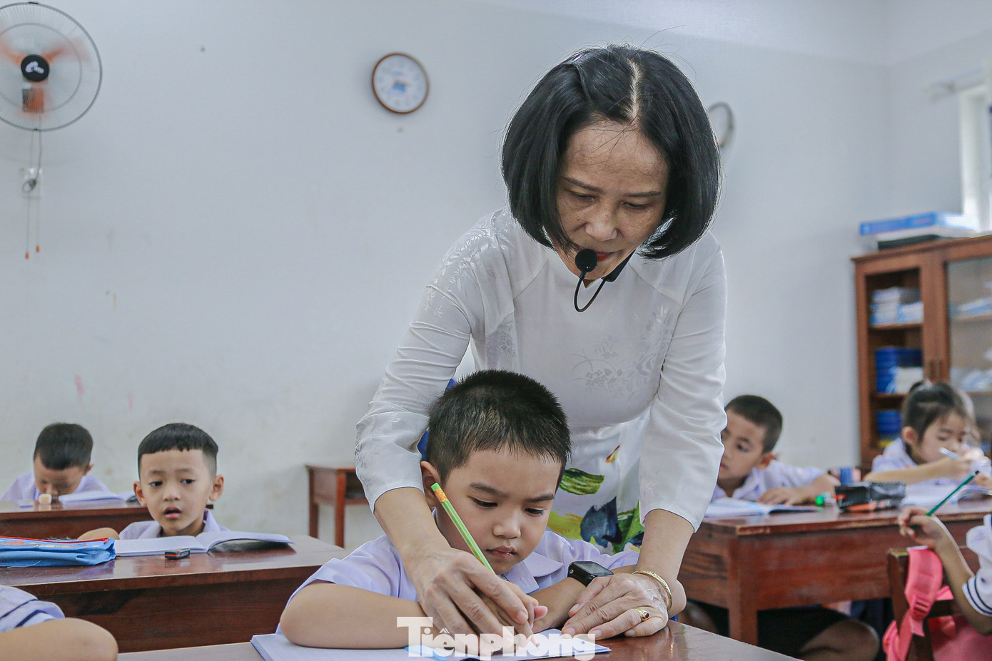 "Cô tin các em sẽ nhanh chóng hòa nhập, phát huy tinh thần học hỏi và đạt được những thành tích xuất sắc, trở thành niềm tự hào không chỉ của bản thân, gia đình mà còn của toàn thể nhà trường. Mong rằng các em luôn nỗ lực học tập thật tốt để mỗi ngày tiến xa hơn", cô Xuân nói "Cô tin các em sẽ nhanh chóng hòa nhập, phát huy tinh thần học hỏi và đạt được những thành tích xuất sắc, trở thành niềm tự hào không chỉ của bản thân, gia đình mà còn của toàn thể nhà trường. Mong rằng các em luôn nỗ lực học tập thật tốt để mỗi ngày tiến xa hơn", cô Xuân nói