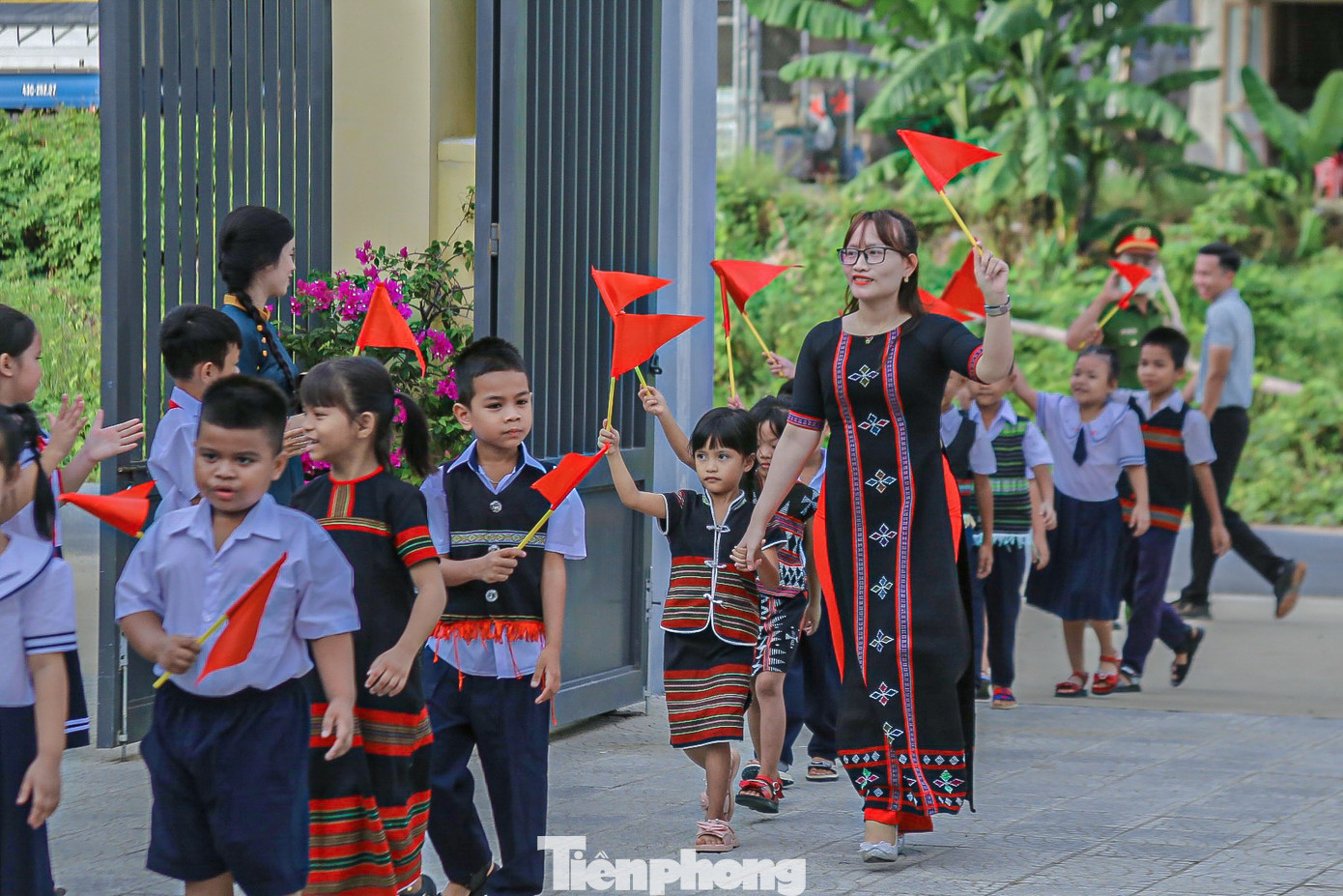 Nhiều em nhỏ đồng bào Cơ Tu vùng cao Đà Nẵng trong bộ trang phục truyền thống rất háo hức, vui tươi khi lần đầu tiên đến điểm trường mới dự khai giảng. Nhiều em nhỏ đồng bào Cơ Tu vùng cao Đà Nẵng trong bộ trang phục truyền thống rất háo hức, vui tươi khi lần đầu tiên đến điểm trường mới dự khai giảng.