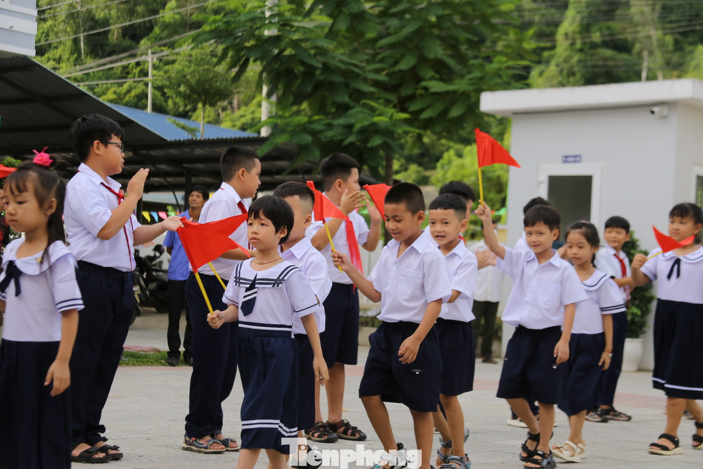 61 em học sinh vào lớp 1 được các cô giáo dẫn vào năm học mới trong niềm vui tươi. 61 em học sinh vào lớp 1 được các cô giáo dẫn vào năm học mới trong niềm vui tươi.