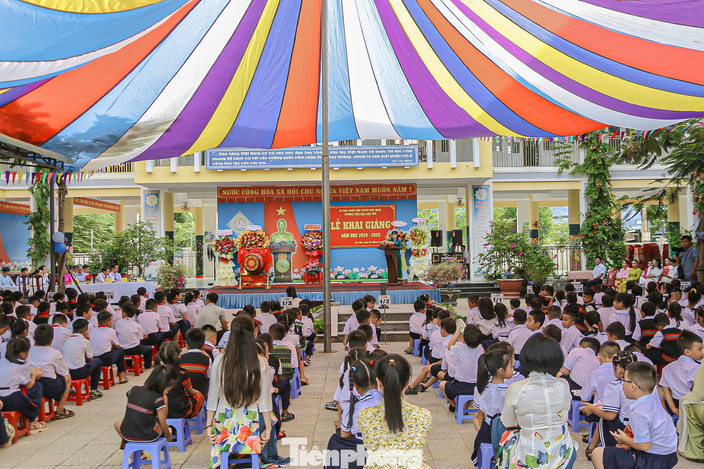 Sáng 5/9, hàng trăm học sinh tại điểm Trường Tiểu học Hòa Bắc (xã Hòa Bắc, huyện Hòa Vang) vui vẻ dự lễ khai giảng năm học mới. Năm nay, Trường tiểu học Hòa Bắc có 324 em học sinh, trong đó 95 em là đồng bào người Cơ Tu, 11 em là người khuyết tật và 61 em lần đầu tiên dự khai giảng vào lớp 1. Sáng 5/9, hàng trăm học sinh tại điểm Trường Tiểu học Hòa Bắc (xã Hòa Bắc, huyện Hòa Vang) vui vẻ dự lễ khai giảng năm học mới. Năm nay, Trường tiểu học Hòa Bắc có 324 em học sinh, trong đó 95 em là đồng bào người Cơ Tu, 11 em là người khuyết tật và 61 em lần đầu tiên dự khai giảng vào lớp 1.