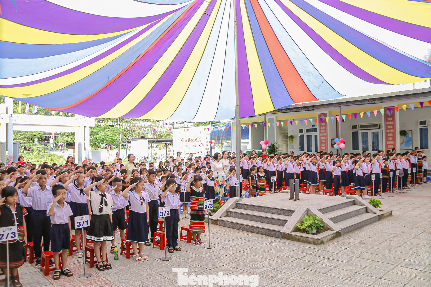 Sáng 5/9, hàng trăm học sinh tại điểm Trường Tiểu học Hòa Bắc (xã Hòa Bắc, huyện Hòa Vang) vui vẻ dự lễ khai giảng năm học mới. Năm nay, Trường tiểu học Hòa Bắc có 324 em học sinh, trong đó 95 em là đồng bào người Cơ Tu, 11 em là người khuyết tật và 61 em lần đầu tiên dự khai giảng vào lớp 1. Sáng 5/9, hàng trăm học sinh tại điểm Trường Tiểu học Hòa Bắc (xã Hòa Bắc, huyện Hòa Vang) vui vẻ dự lễ khai giảng năm học mới. Năm nay, Trường tiểu học Hòa Bắc có 324 em học sinh, trong đó 95 em là đồng bào người Cơ Tu, 11 em là người khuyết tật và 61 em lần đầu tiên dự khai giảng vào lớp 1.