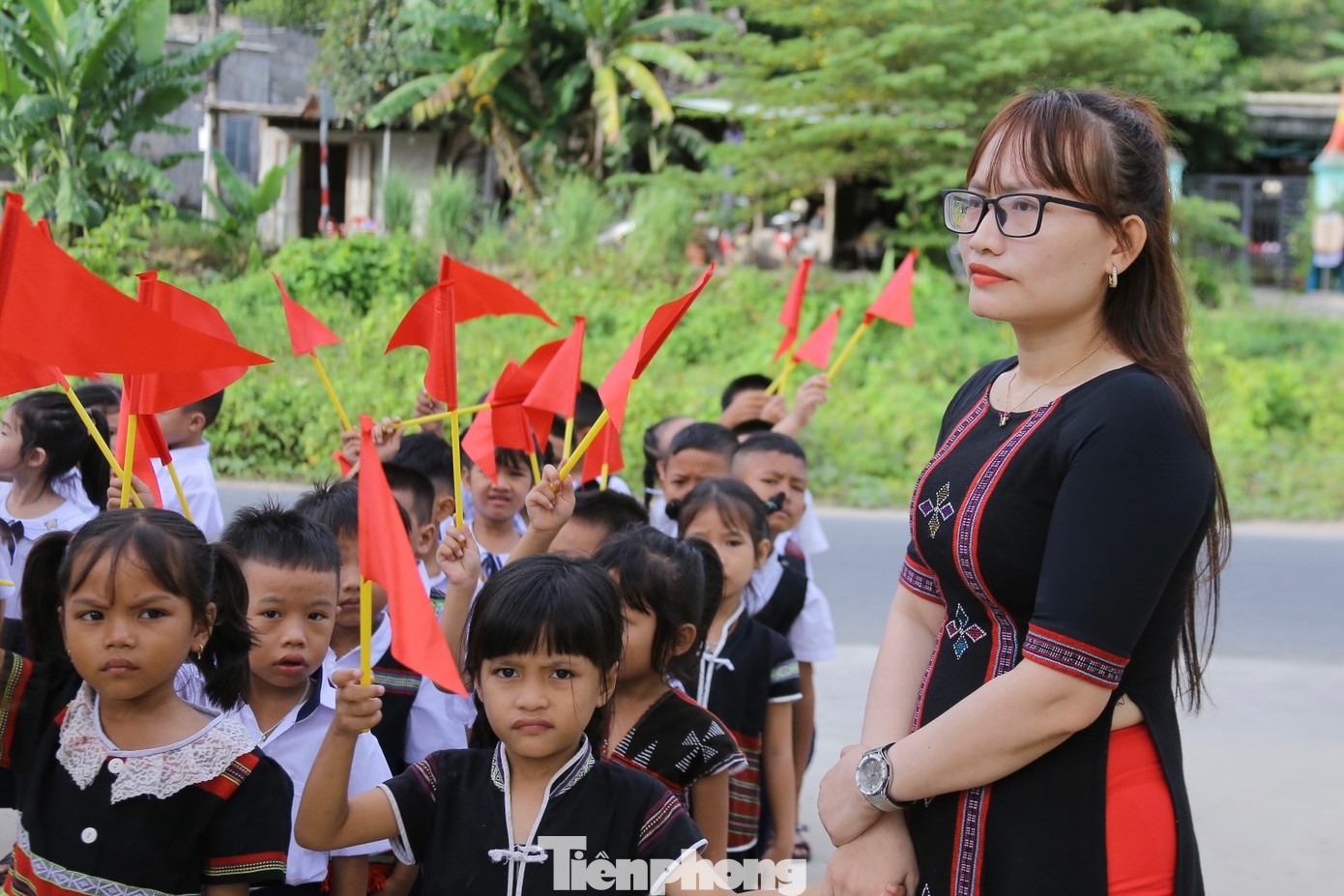 Cô Nguyễn Thị Hồng Luyến - giáo viên trường Tiểu Học Hòa Bắc cho biết, đây là lần đầu tiên nhiều em đồng bào Cơ Tu được dự khai giảng năm học ở một điểm trường mới. "Tôi rất vui và hạnh phúc khi thấy tất cả các em vào một điểm trường mới khang trang, sạch đẹp như thế. Mong các em sẽ cố gắng học thật tốt, học được nhiều điều hay và bổ ích từ thầy cô, bạn bè trong năm học mới này", cô Luyến chia sẻ. Cô Nguyễn Thị Hồng Luyến - giáo viên trường Tiểu Học Hòa Bắc cho biết, đây là lần đầu tiên nhiều em đồng bào Cơ Tu được dự khai giảng năm học ở một điểm trường mới. "Tôi rất vui và hạnh phúc khi thấy tất cả các em vào một điểm trường mới khang trang, sạch đẹp như thế. Mong các em sẽ cố gắng học thật tốt, học được nhiều điều hay và bổ ích từ thầy cô, bạn bè trong năm học mới này", cô Luyến chia sẻ.