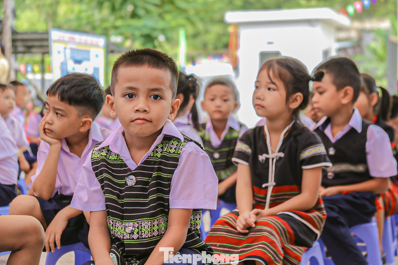 Nhiều học sinh đồng bào Cơ Tu bỡ ngỡ khi đến điểm trường mới. Nhiều học sinh đồng bào Cơ Tu bỡ ngỡ khi đến điểm trường mới.