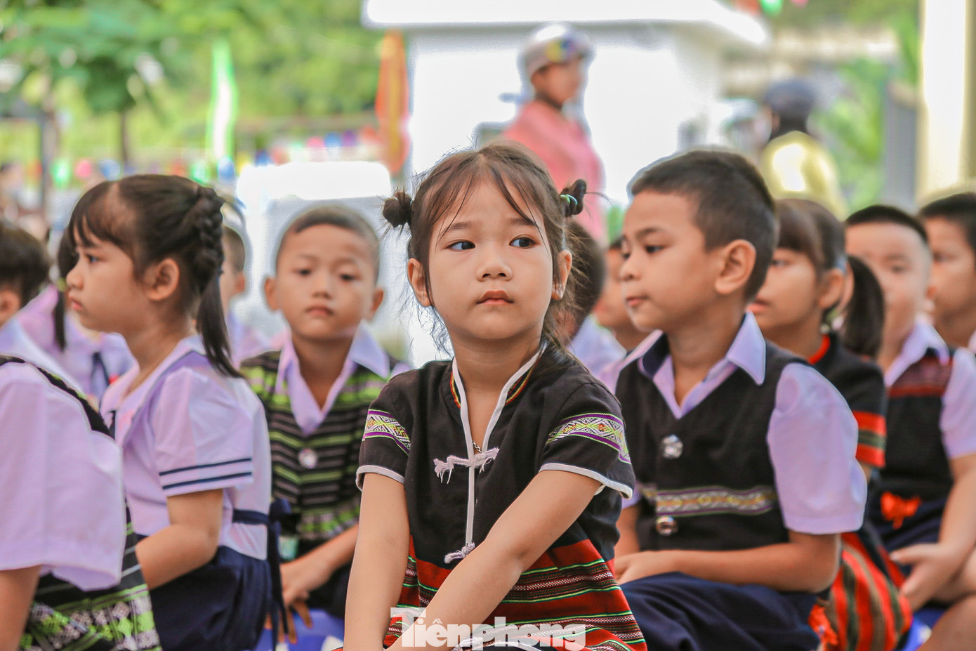 Nhiều học sinh đồng bào Cơ Tu bỡ ngỡ khi đến điểm trường mới. Nhiều học sinh đồng bào Cơ Tu bỡ ngỡ khi đến điểm trường mới.