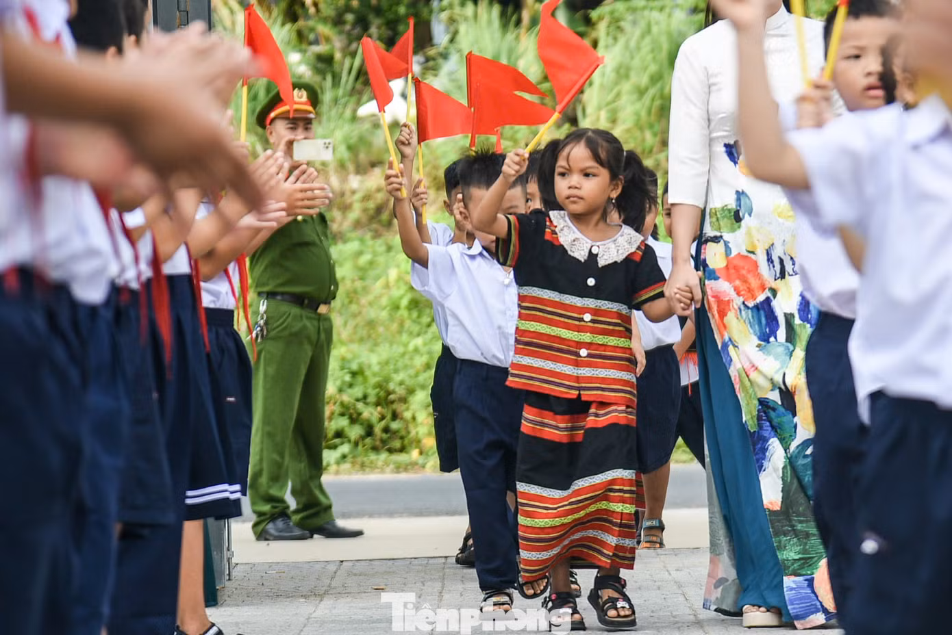 Nhiều em nhỏ đồng bào Cơ Tu vùng cao Đà Nẵng trong bộ trang phục truyền thống rất háo hức, vui tươi khi lần đầu tiên đến điểm trường mới dự khai giảng.