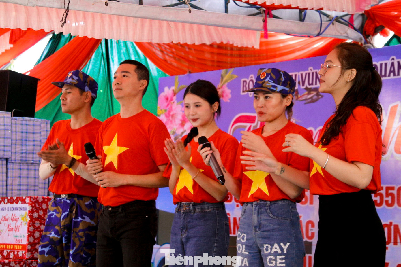 Chương trình văn nghệ giao lưu được đại biểu phối hợp với quân và dân trên đảo tạo nên không khí sôi nổi, vui tươi.