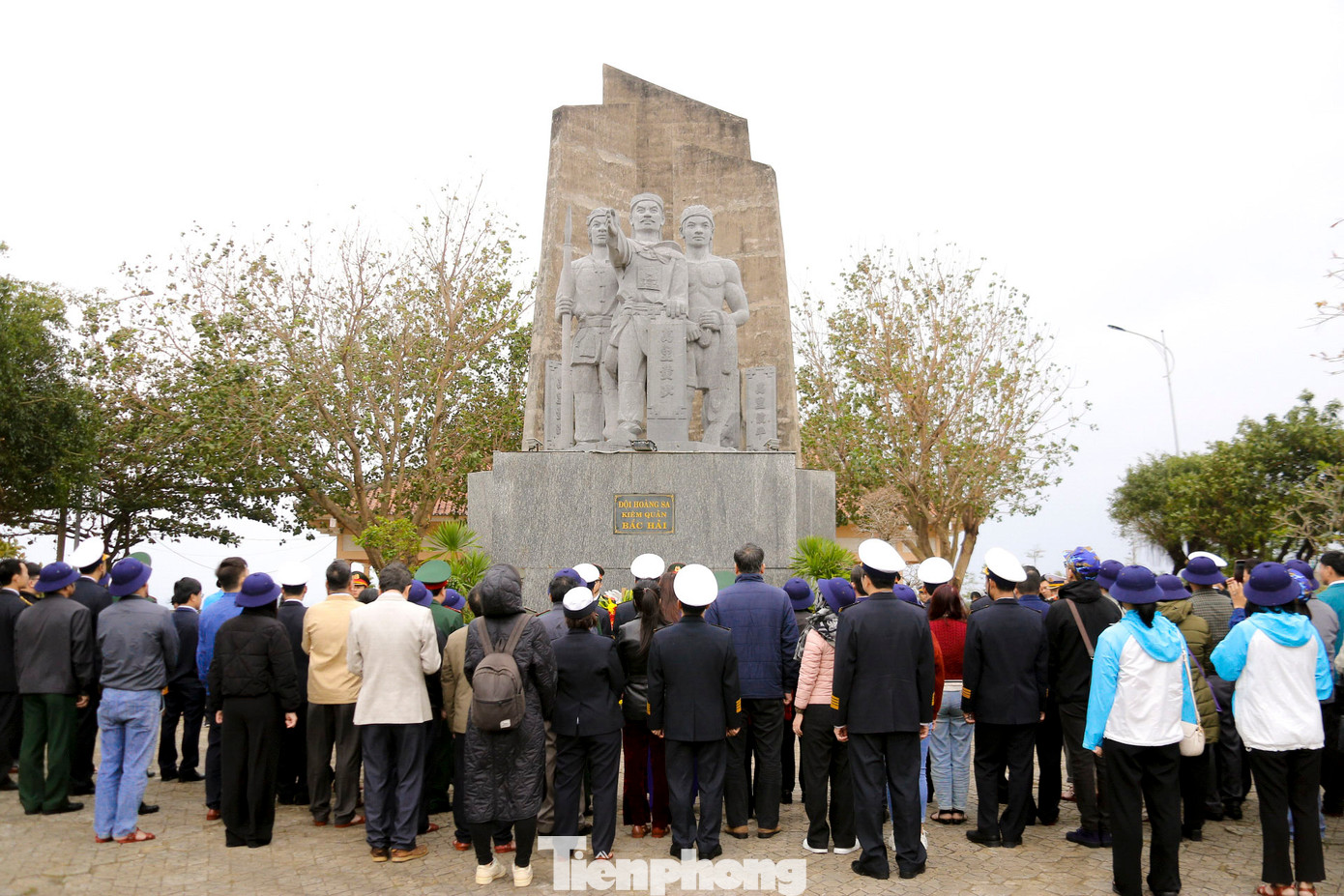 Trong sáng cùng ngày, đoàn công tác đến dâng hương, dâng hoa tại Nghĩa trang liệt sĩ huyện Lý Sơn và Đội Hoàng Sa kiêm quản Bắc Hải, tham quan Nhà trưng bày Đội Hoàng Sa Bắc Hải.