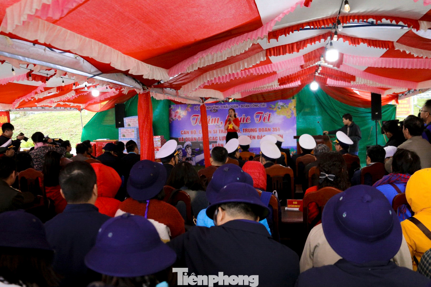 Sáng 11/1, tại đảo Lý Sơn (tỉnh Quảng Ngãi), nhiều ngư dân hân hoan, vui mừng khi nhận được những món quà Tết ý nghĩa từ các cơ quan, doanh nghiệp trên cả nước.