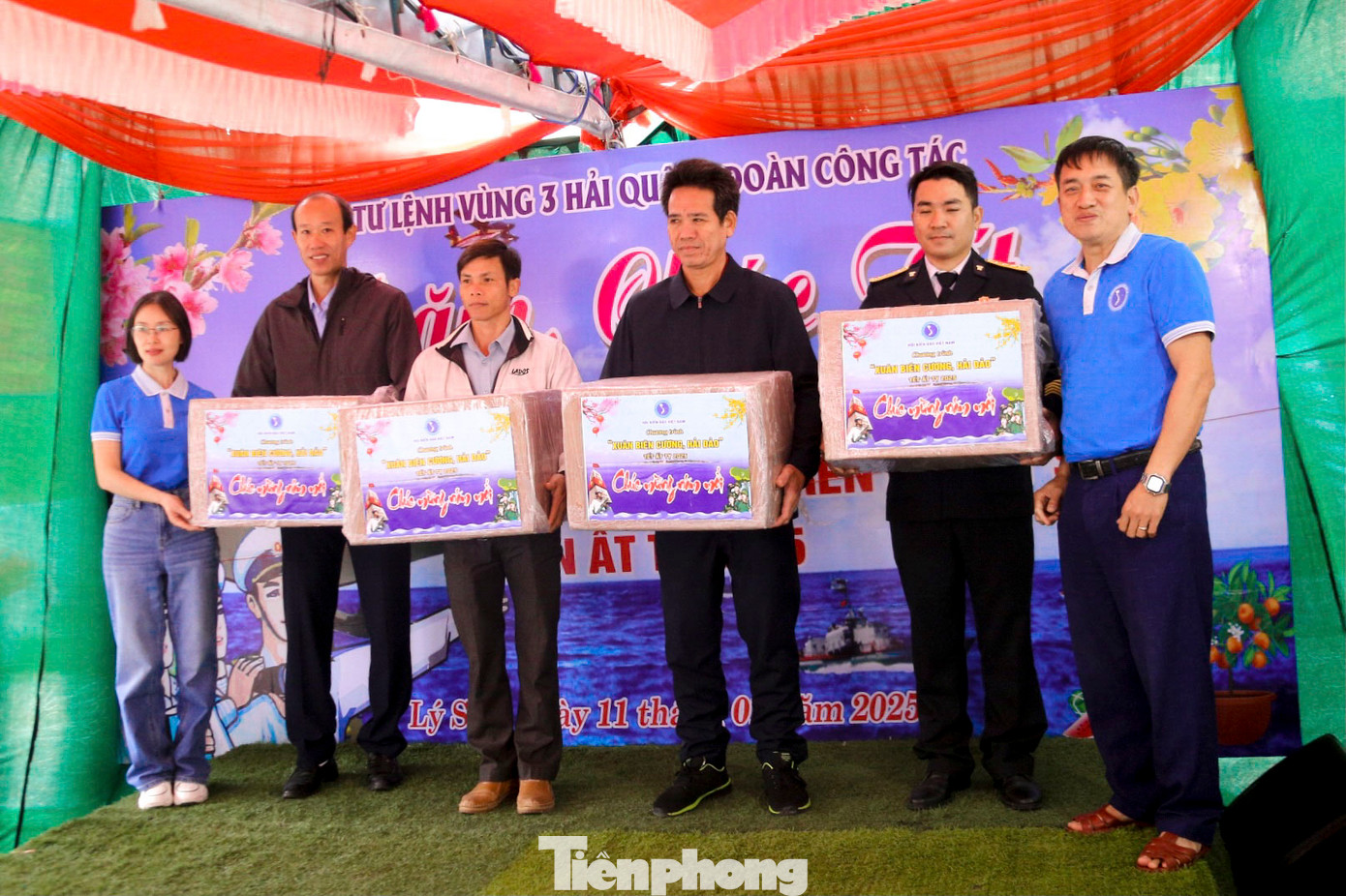 Nhiều phần quà lớn cũng được trao cho cán bộ, chiến sĩ tại Trạm Ra đa 550, thuộc Trung đoàn 351 của Vùng 3 Hải quân.