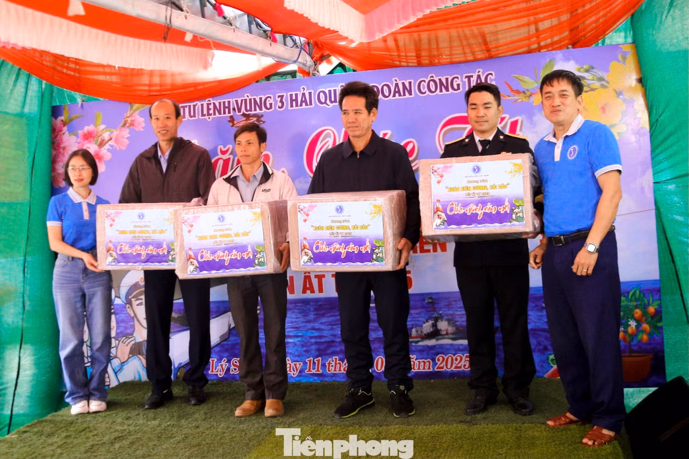 Nhiều phần quà lớn cũng được trao cho cán bộ, chiến sĩ tại Trạm Ra đa 550, thuộc Trung đoàn 351 của Vùng 3 Hải quân.