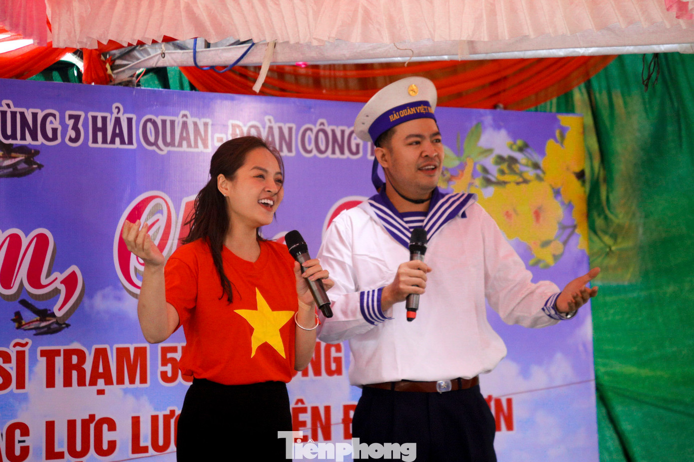 Chương trình văn nghệ giao lưu được đại biểu phối hợp với quân và dân trên đảo tạo nên không khí sôi nổi, vui tươi.