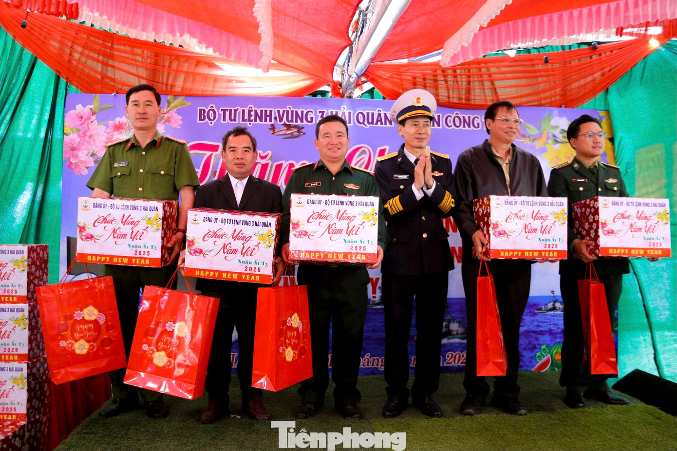 Nhiều phần quà lớn cũng được trao cho cán bộ, chiến sĩ tại Trạm Ra đa 550, thuộc Trung đoàn 351 của Vùng 3 Hải quân.