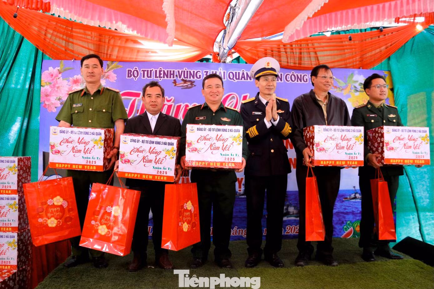 Nhiều phần quà lớn cũng được trao cho cán bộ, chiến sĩ tại Trạm Ra đa 550, thuộc Trung đoàn 351 của Vùng 3 Hải quân.