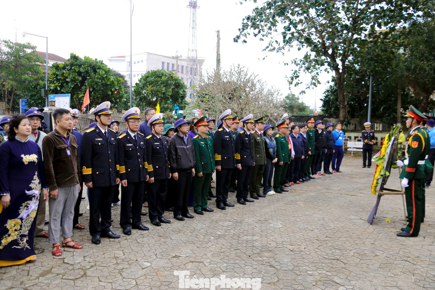 Trong sáng cùng ngày, đoàn công tác đến dâng hương, dâng hoa tại Nghĩa trang liệt sĩ huyện Lý Sơn và Đội Hoàng Sa kiêm quản Bắc Hải, tham quan Nhà trưng bày Đội Hoàng Sa Bắc Hải.