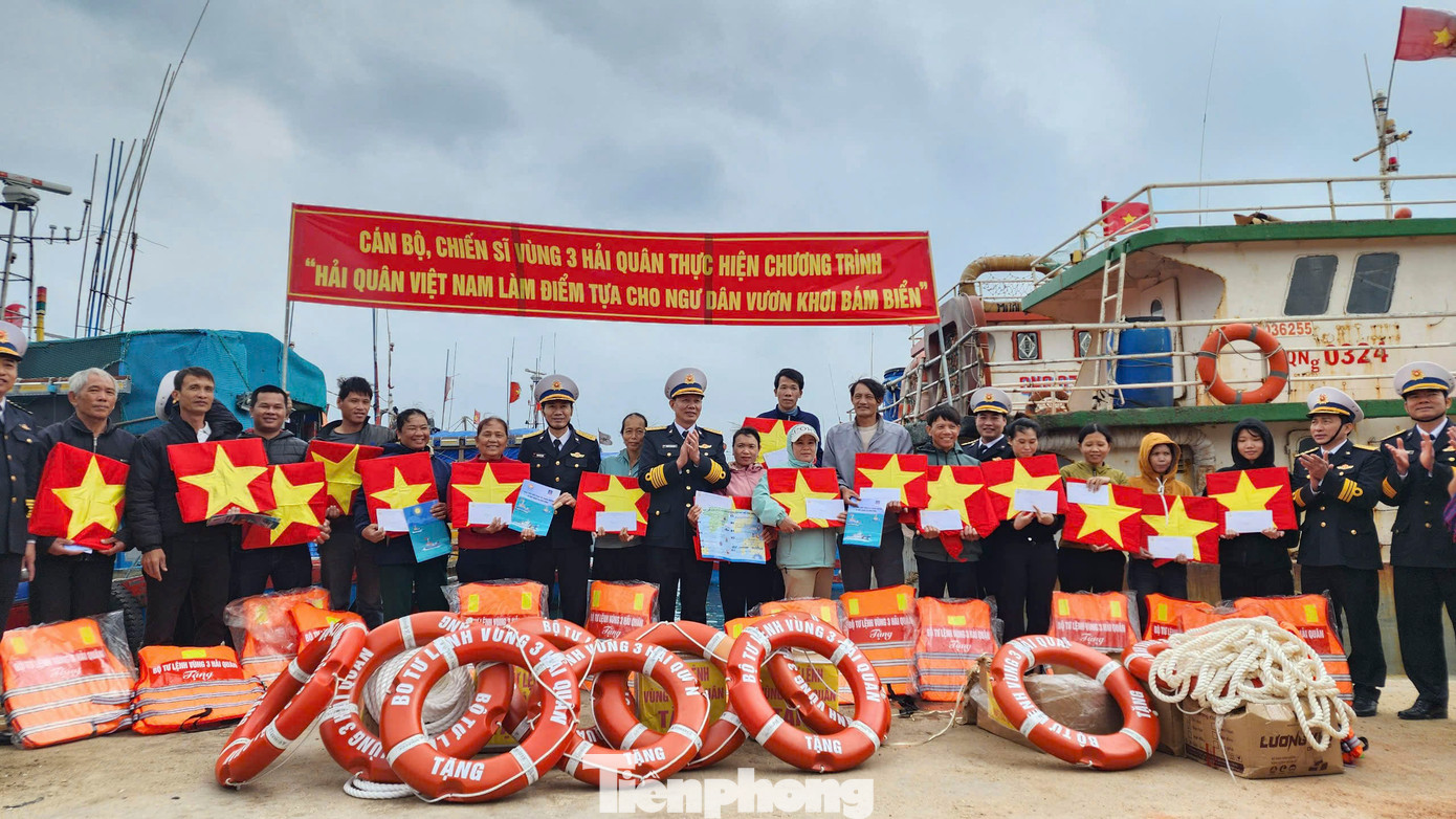 Niềm vui của nhiều ngư dân huyện đảo Lý Sơn khi nhận quà.