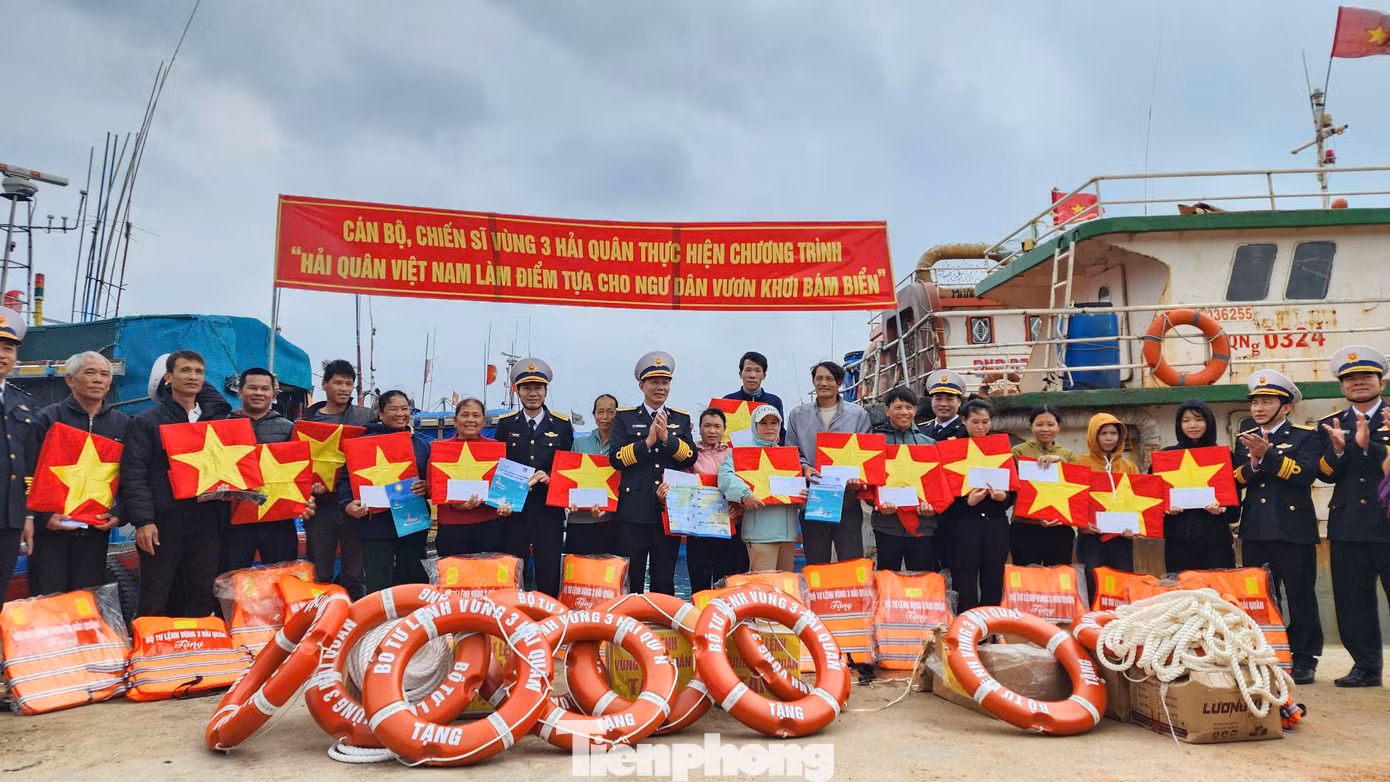 Niềm vui của nhiều ngư dân huyện đảo Lý Sơn khi nhận quà.