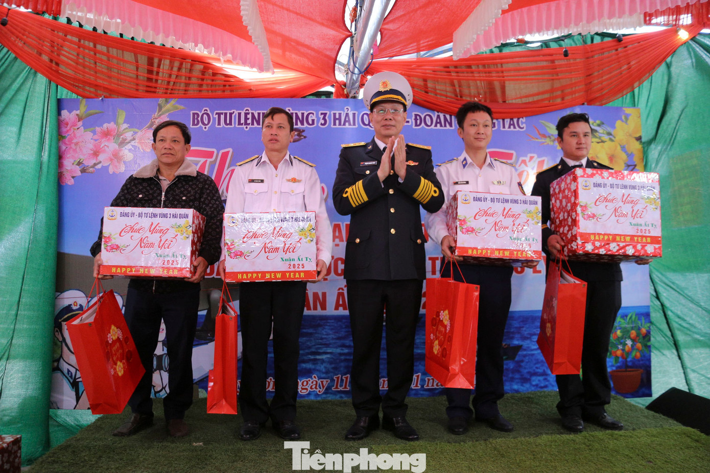 Nhiều phần quà lớn cũng được trao cho cán bộ, chiến sĩ tại Trạm Ra đa 550, thuộc Trung đoàn 351 của Vùng 3 Hải quân.