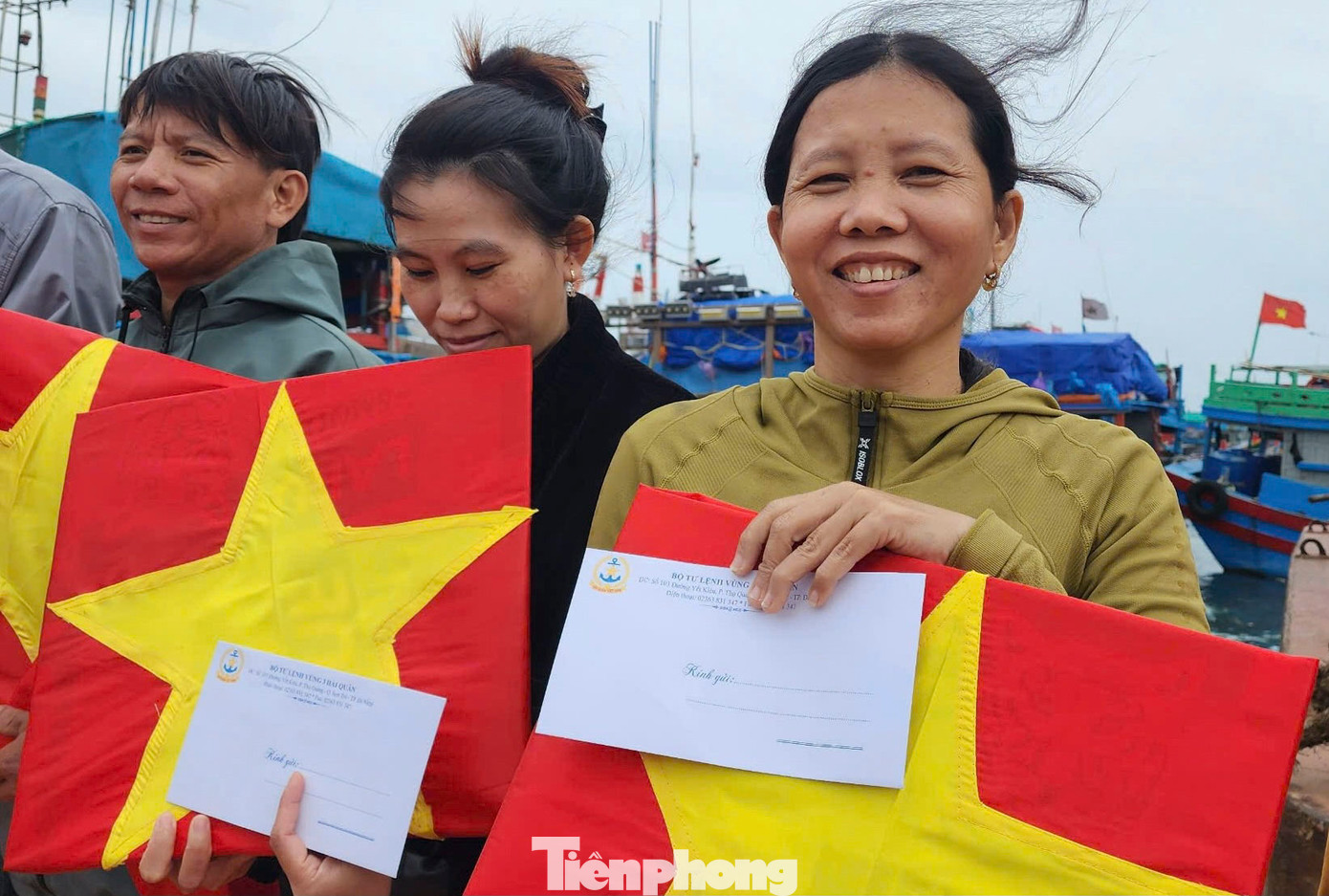 Bà Trần Thị Hòa, đại diện gia đình ngư dân đảo Lý Sơn, chia sẻ trong niềm xúc động: "Những món quà này thật sự ý nghĩa với gia đình tôi. Nhờ có sự giúp đỡ, ngư dân chúng tôi có thêm động lực để tiếp tục bám biển, đón một cái Tết đủ đầy hơn. Tôi rất biết ơn tấm lòng của các mạnh thường quân trên cả nước".