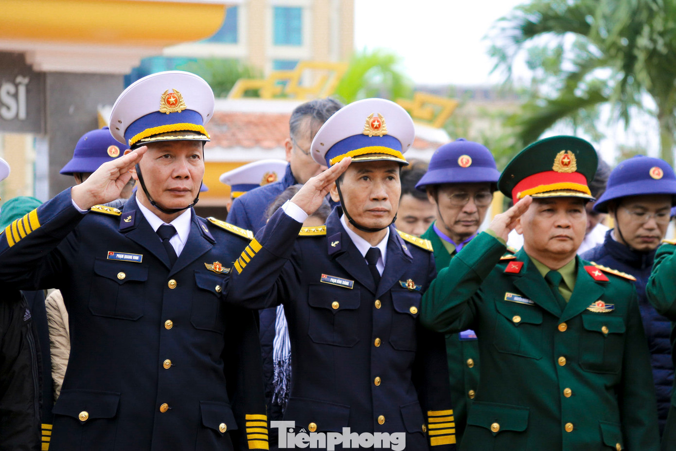 Trong sáng cùng ngày, đoàn công tác đến dâng hương, dâng hoa tại Nghĩa trang liệt sĩ huyện Lý Sơn và Đội Hoàng Sa kiêm quản Bắc Hải, tham quan Nhà trưng bày Đội Hoàng Sa Bắc Hải.