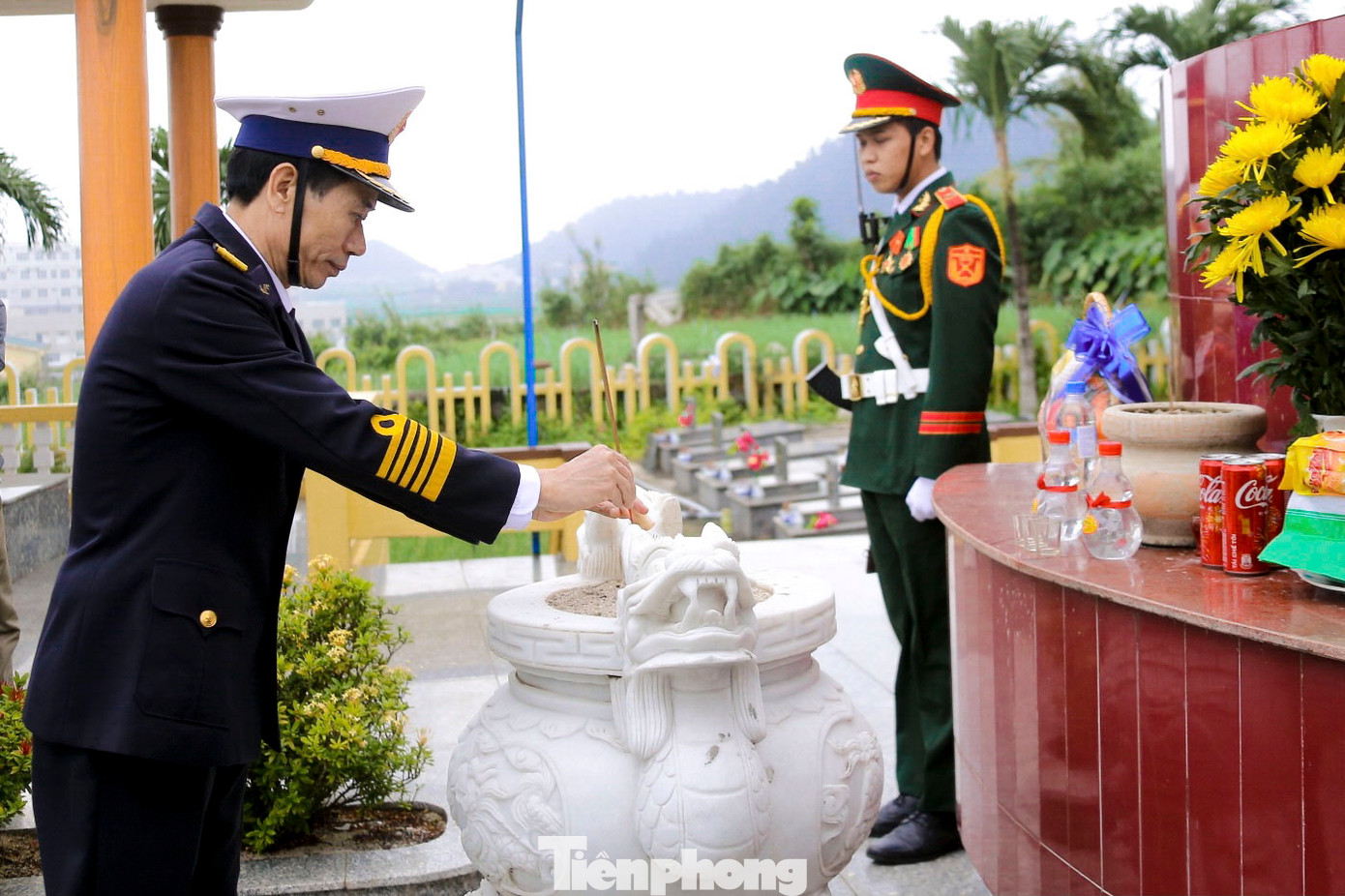 Trong sáng cùng ngày, đoàn công tác đến dâng hương, dâng hoa tại Nghĩa trang liệt sĩ huyện Lý Sơn và Đội Hoàng Sa kiêm quản Bắc Hải, tham quan Nhà trưng bày Đội Hoàng Sa Bắc Hải.