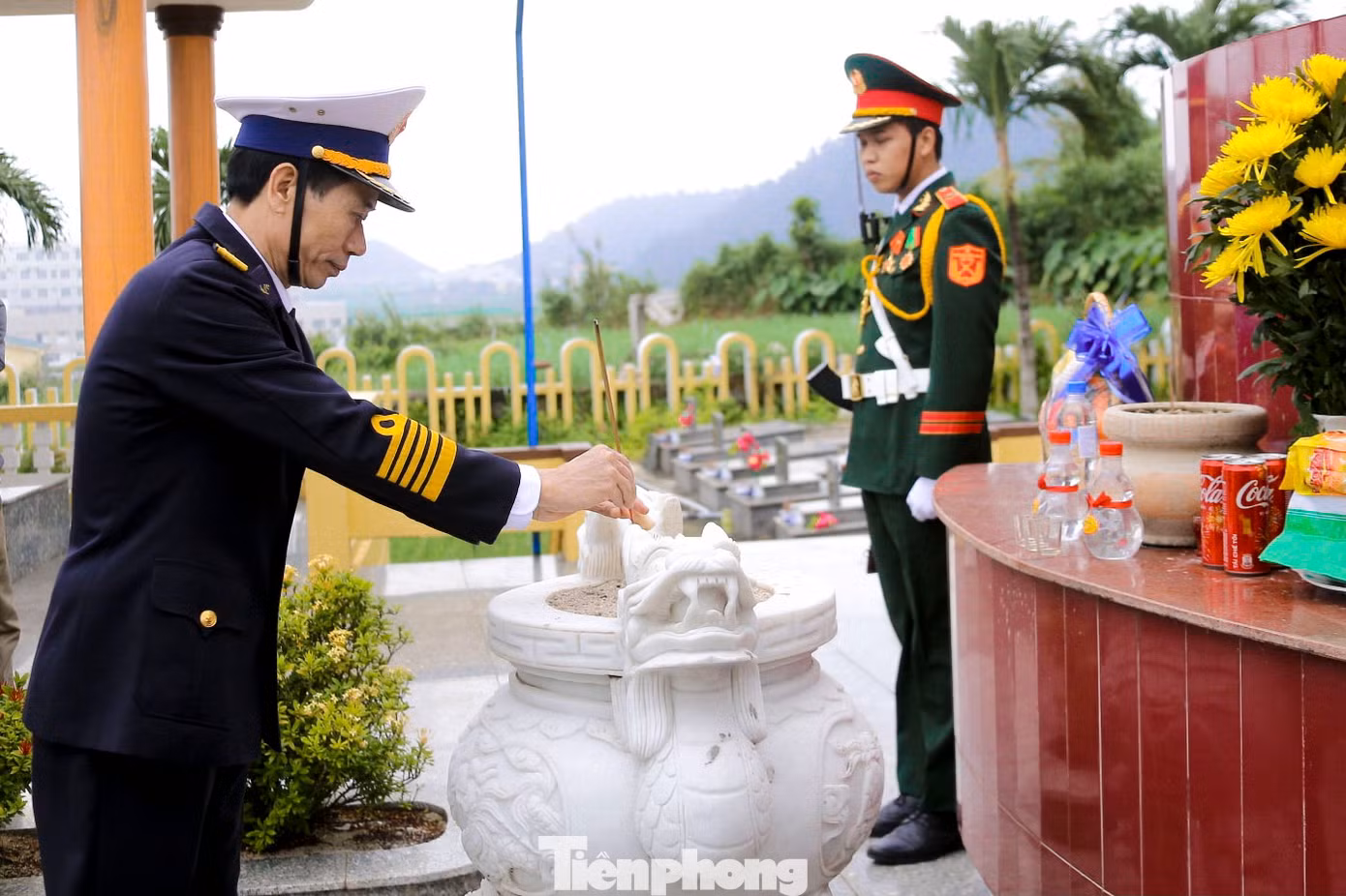 Trong sáng cùng ngày, đoàn công tác đến dâng hương, dâng hoa tại Nghĩa trang liệt sĩ huyện Lý Sơn và Đội Hoàng Sa kiêm quản Bắc Hải, tham quan Nhà trưng bày Đội Hoàng Sa Bắc Hải.