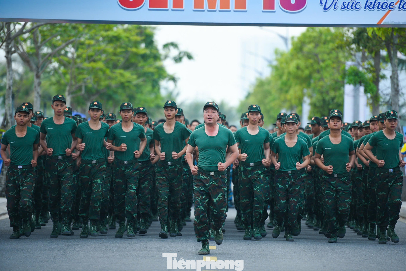 Cán bộ, chiến sĩ các đơn vị thi chạy đều tập thể. Cán bộ, chiến sĩ các đơn vị thi chạy đều tập thể.