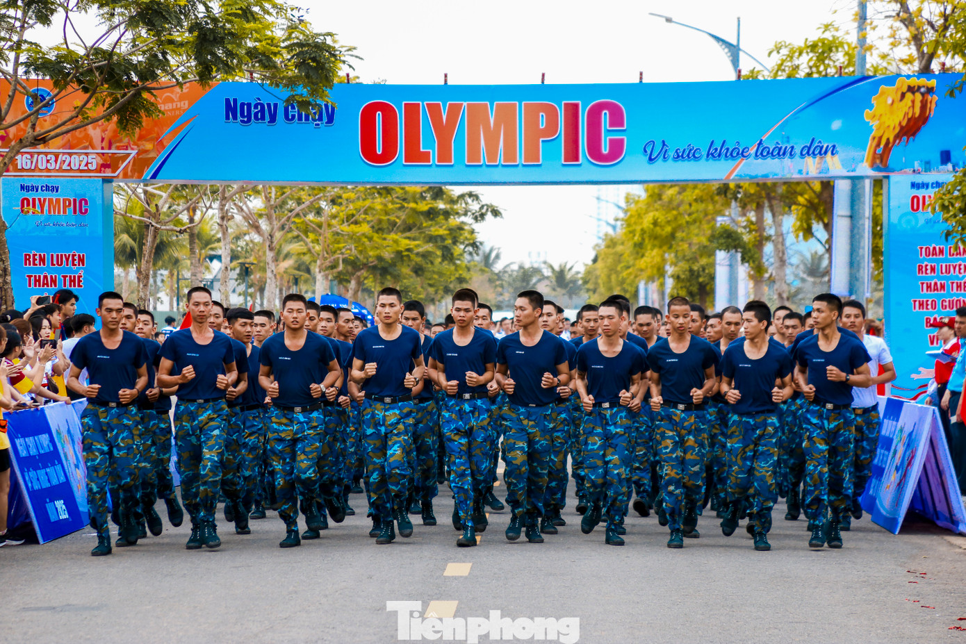 Cán bộ, chiến sĩ các đơn vị thi chạy đều tập thể. Cán bộ, chiến sĩ các đơn vị thi chạy đều tập thể.