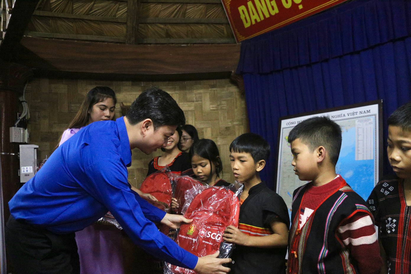 Dịp này, đoàn cũng trao 20 suất học bổng Vừ A Dính cho 20 em nhỏ trên địa bàn.
