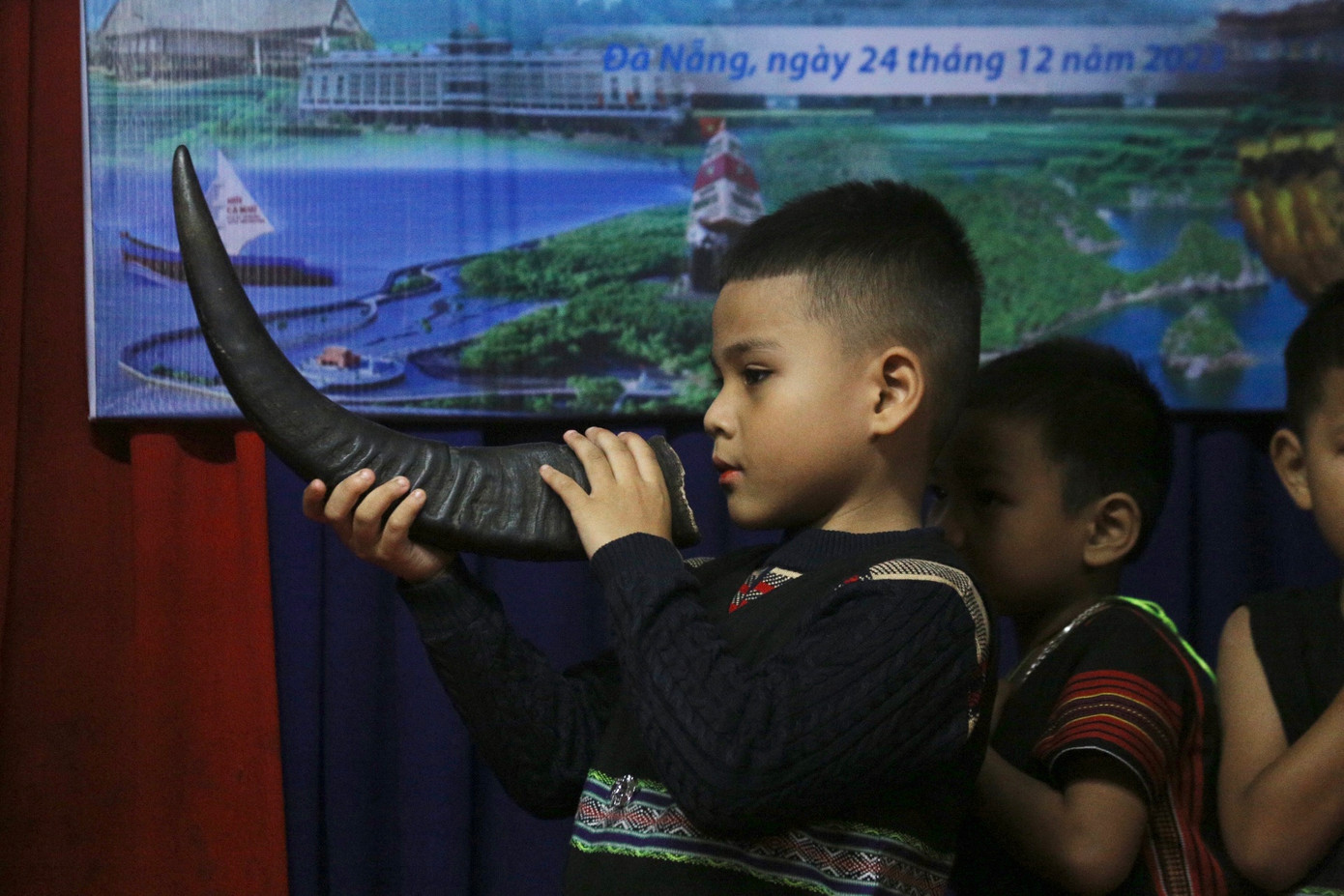 Các em nhỏ biểu diễn nhiều tiết mục mang đậm văn hóa truyền thống của người Cơ Tu.