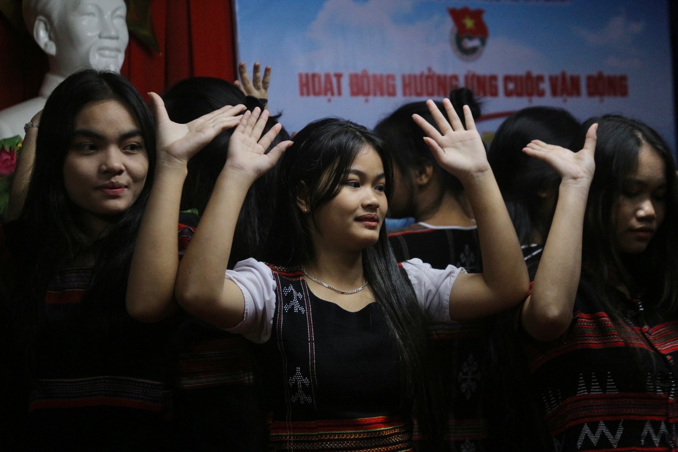 Các em nhỏ biểu diễn nhiều tiết mục mang đậm văn hóa truyền thống của người Cơ Tu.