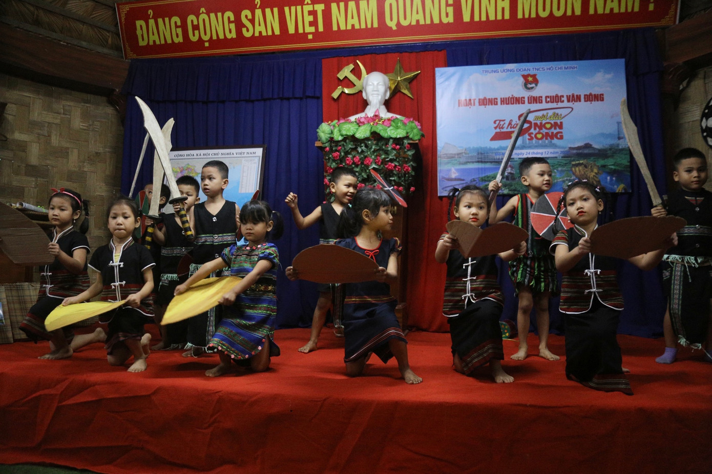 Các em nhỏ biểu diễn nhiều tiết mục mang đậm văn hóa truyền thống của người Cơ Tu.