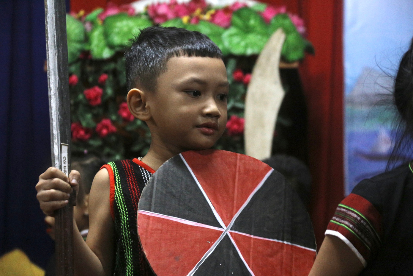 Các em nhỏ biểu diễn nhiều tiết mục mang đậm văn hóa truyền thống của người Cơ Tu.