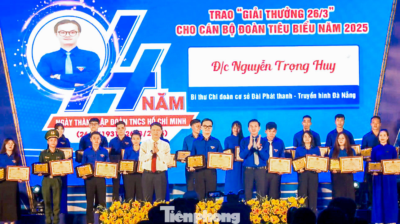 36 cán bộ đoàn tiêu biểu nhận &quot; Giải thưởng 26/3&quot;.