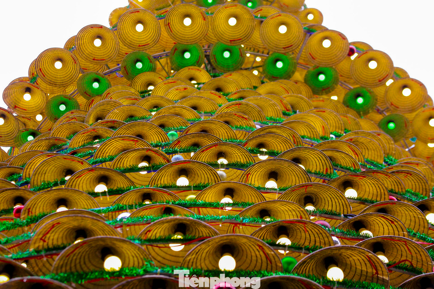 Hàng nghìn nón lá xếp theo từng tầng đều đặn theo hàng lối bắt mắt. Hàng nghìn nón lá xếp theo từng tầng đều đặn theo hàng lối bắt mắt.