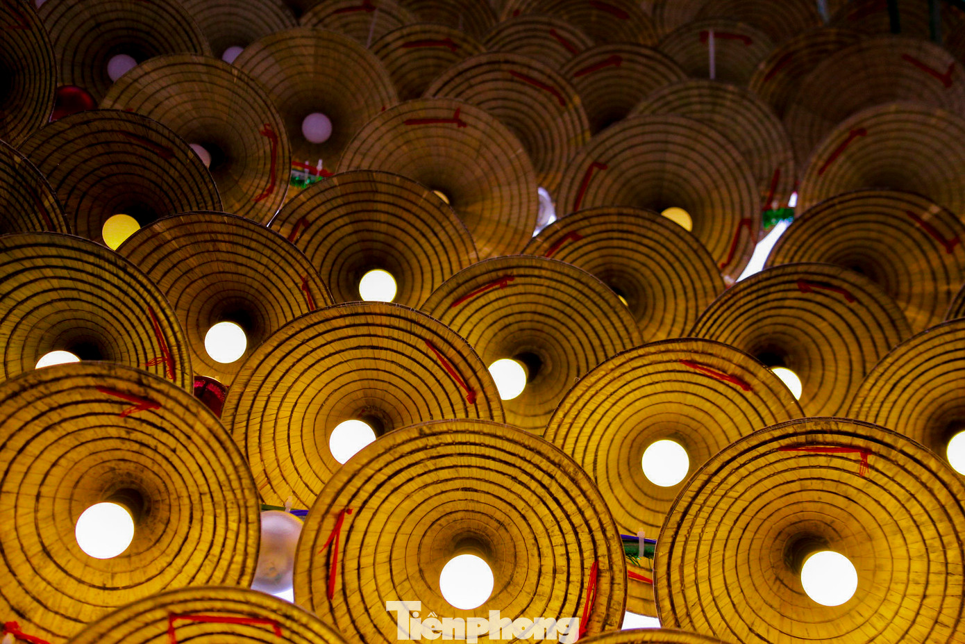 Hàng nghìn nón lá xếp theo từng tầng đều đặn theo hàng lối bắt mắt. Hàng nghìn nón lá xếp theo từng tầng đều đặn theo hàng lối bắt mắt.