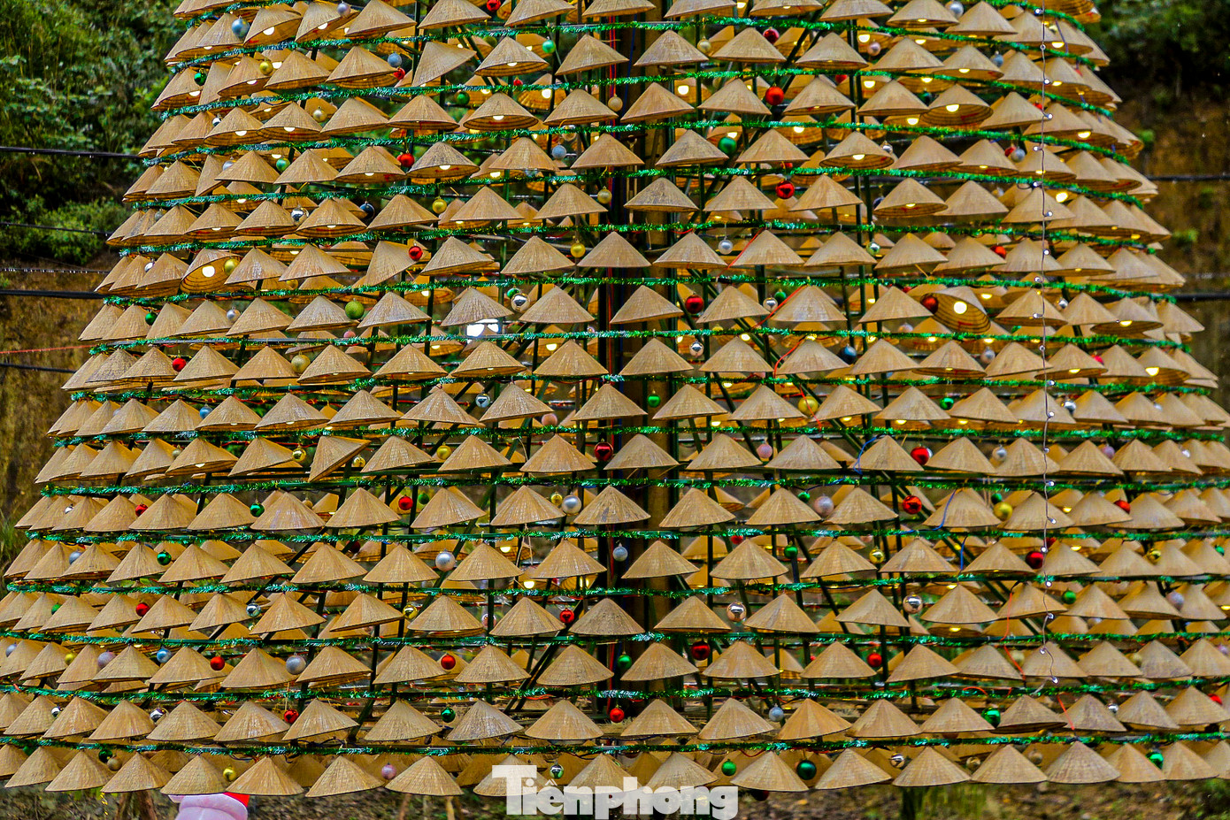 Hàng nghìn nón lá xếp theo từng tầng đều đặn theo hàng lối bắt mắt. Hàng nghìn nón lá xếp theo từng tầng đều đặn theo hàng lối bắt mắt.