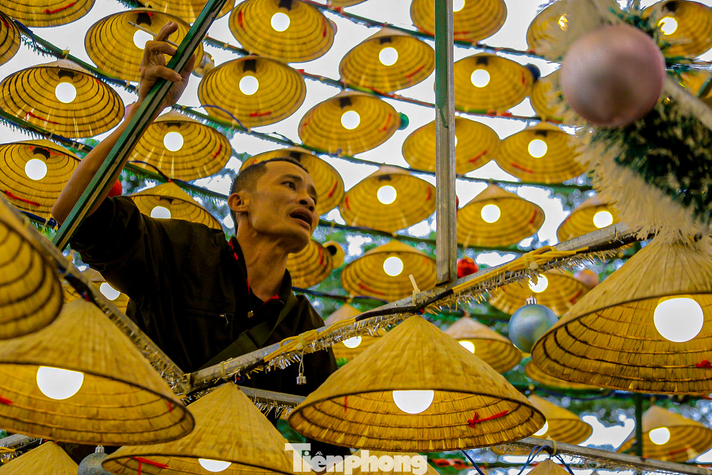 “Để hoàn thành được cây thông dài hàng chục mét như thế này, chúng tôi phải lên ý tưởng từ tháng 10 và bắt đầu thực hiện từ tháng 11. Đây không chỉ là một tác phẩm nghệ thuật độc đáo mà còn thể hiện nét đẹp văn hóa giữa truyền thống và hiện đại”, anh Nguyễn Phúc chia sẻ. “Để hoàn thành được cây thông dài hàng chục mét như thế này, chúng tôi phải lên ý tưởng từ tháng 10 và bắt đầu thực hiện từ tháng 11. Đây không chỉ là một tác phẩm nghệ thuật độc đáo mà còn thể hiện nét đẹp văn hóa giữa truyền thống và hiện đại”, anh Nguyễn Phúc chia sẻ.