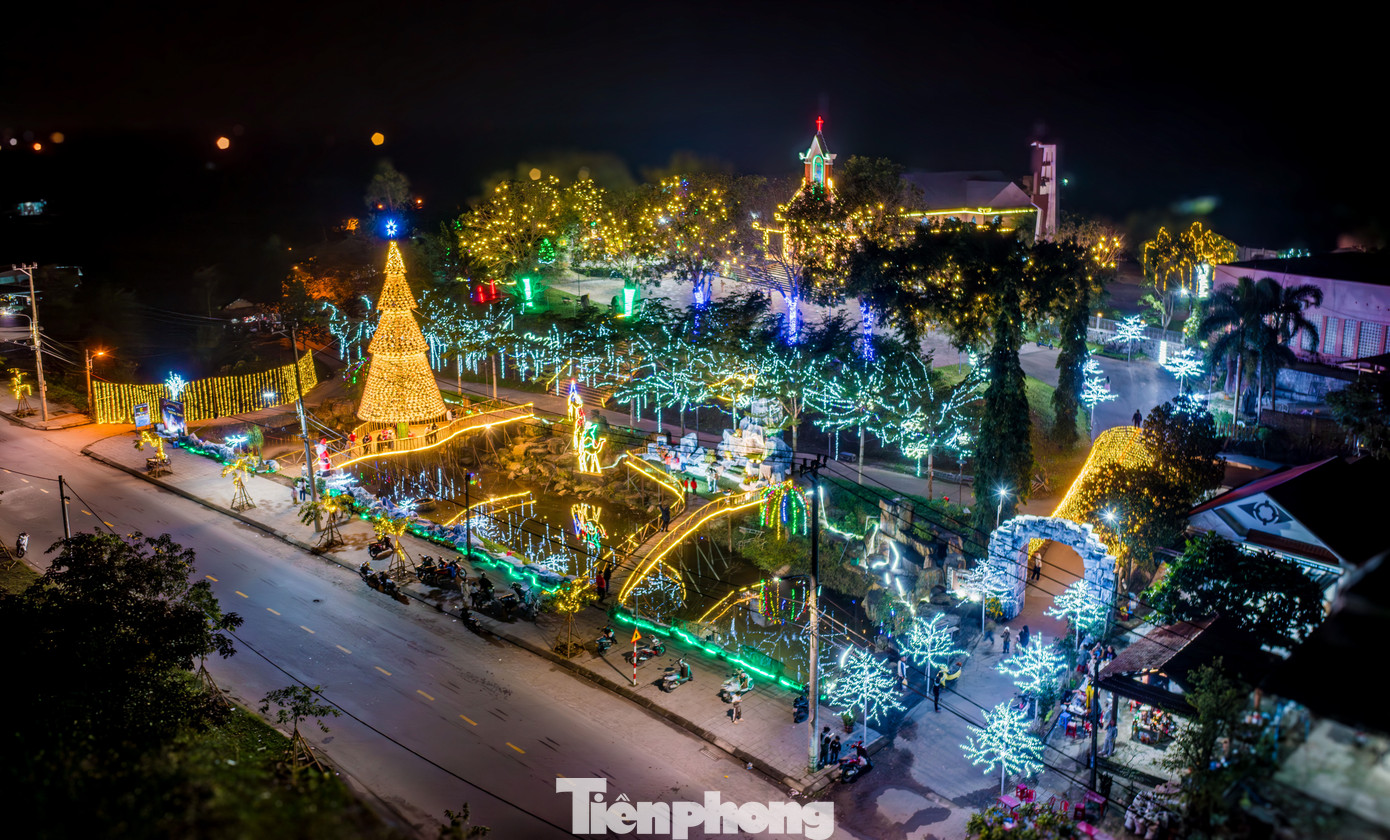 Theo đại diện giáo xứ Phú Hạ cho biết, cây thông sẽ được giữ lại đến Tết Âm lịch 2025, để phục vụ nhu cầu tham quan và chiêm ngưỡng của người dân và du khách. Theo đại diện giáo xứ Phú Hạ cho biết, cây thông sẽ được giữ lại đến Tết Âm lịch 2025, để phục vụ nhu cầu tham quan và chiêm ngưỡng của người dân và du khách.